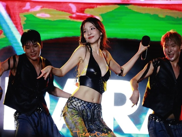 「思い切って全部脱ぐ」発言も話題に！パク・サンダラ、“紐スイムウェア”姿でバカンス楽しむ