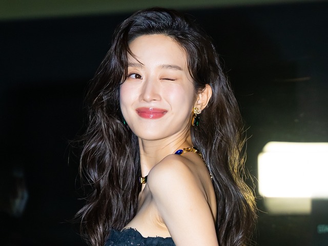 「ほぼ全部見えてる」衣装が話題になった女優ムン・ガヨン、“美デコルテ”あらわなドレス姿で春の女神に