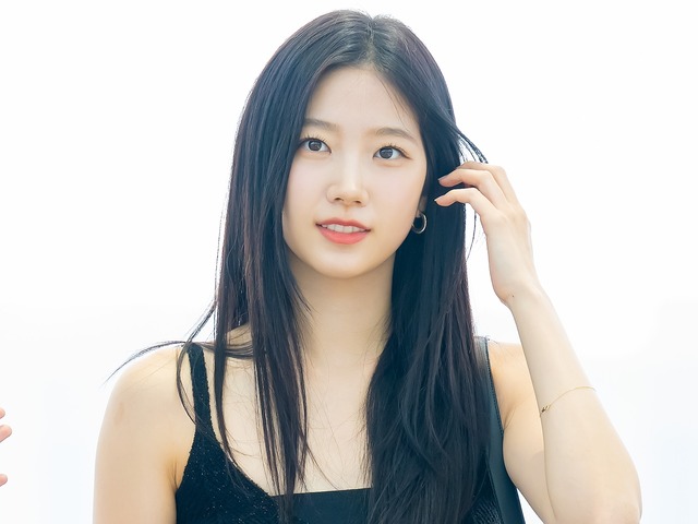 素肌にしか目がいかない…LE SSERAFIM・カズハ、危険な“成熟美”でファンを「ノックアウト」