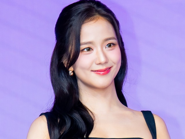 BLACKPINK・ジス、事務所社員に“高級バッグ”を太っ腹プレゼント！「正当な職権乱用」と話題に