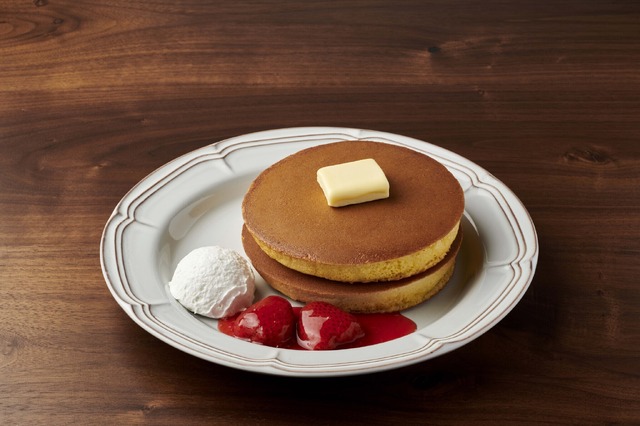 「トラディショナル・ホットケーキ 丸ごと苺ソース&ホイップクリーム」単品 890円→ 690円