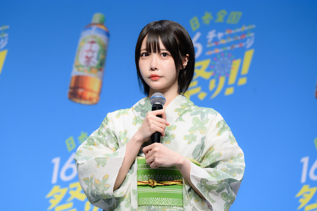 あの、浴衣で登場！夏祭りで串焼きのイカを豪快に食べたい！