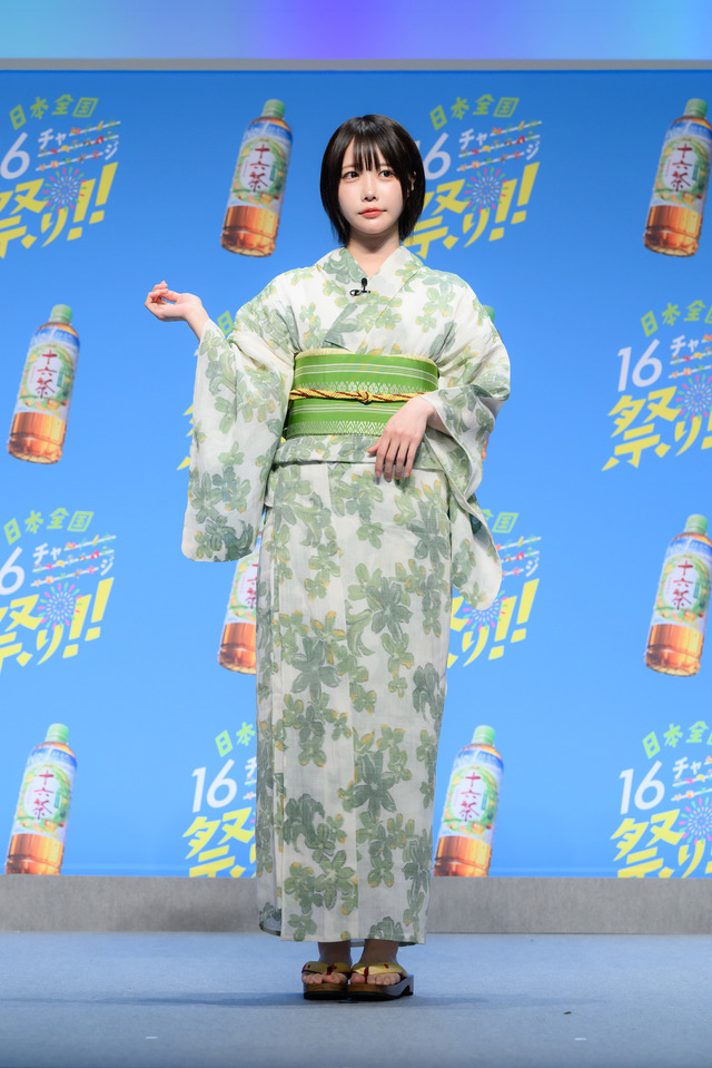 あの、浴衣で登場！夏祭りで串焼きのイカを豪快に食べたい！