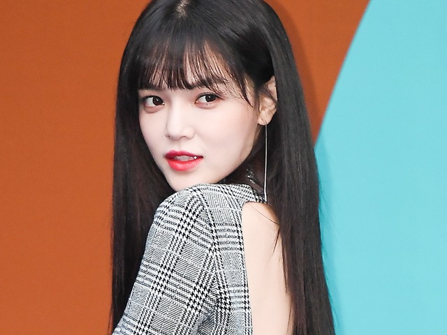 ナイトプールで開放的なスイムウェア姿…タトゥーも堂々披露、元K-POPアイドルの近況に「気絶しそう」の声