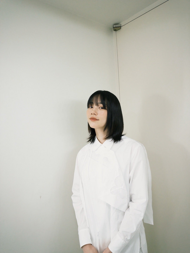 のん、白衣装で透明感際立つ幻想的なCMオフショに「抜群の可愛さ」「存在感がスゴイ」の声