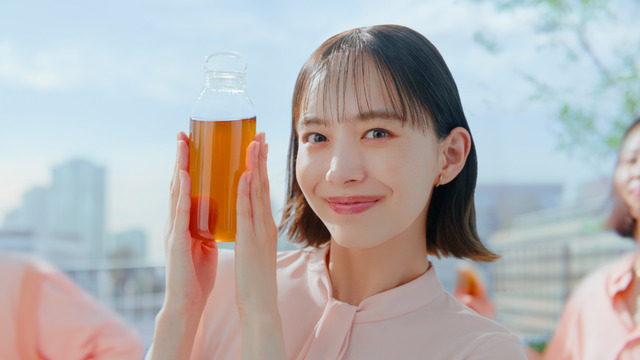 井桁弘恵が「ブレンディ」新CMで軽快な“お茶ダンス”披露！特別インタビューも公開！