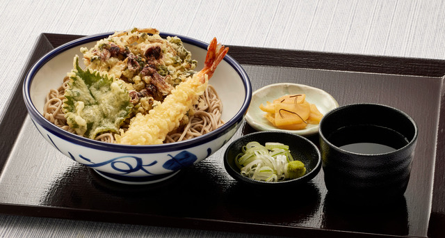 「ほたるいかとあおさのかき揚げそば」960円（税込）