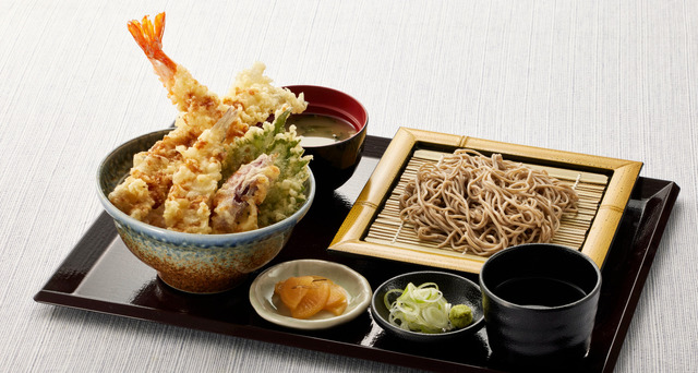 「初夏ご馳走天丼 （小）藪そばセット（みそ汁付）」セット価格　2,040円（税込）