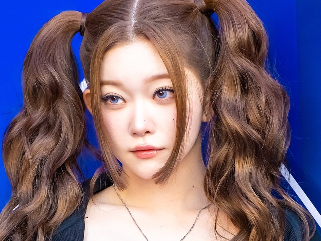 目が離せない…日本人K-POPアイドル、“ぴっちり”黒キャミ姿にドキッ「エグイです」「顔つよ」