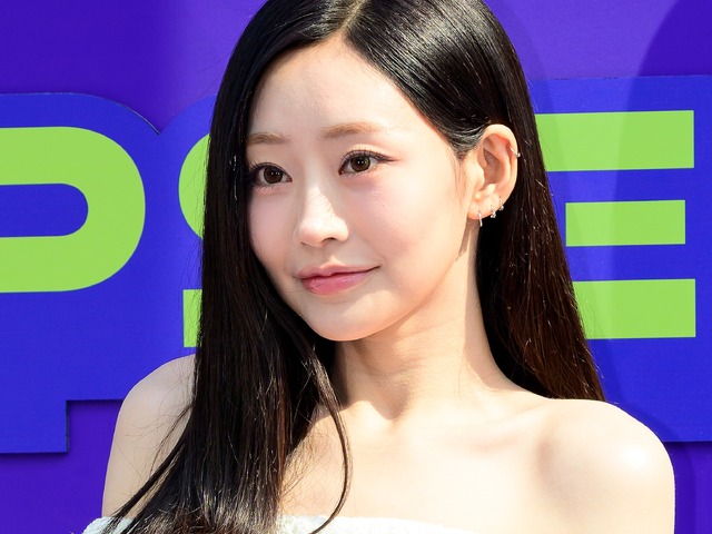 “ほぼ網”の衝撃衣装…ジュリー、抜群スタイルあらわな姿に視線集中「これは衝撃」「やばい」