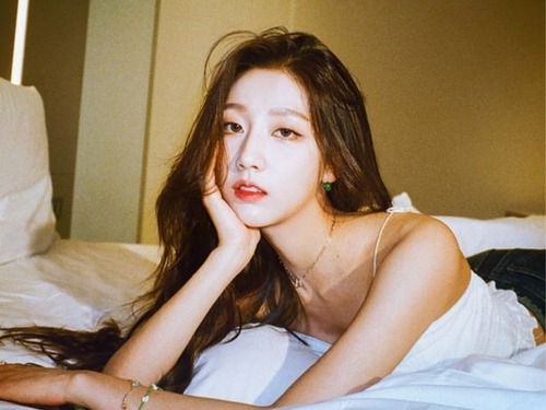 K-POPアイドル出身イェイン、リゾートで際立つ「完璧なプロポーション」