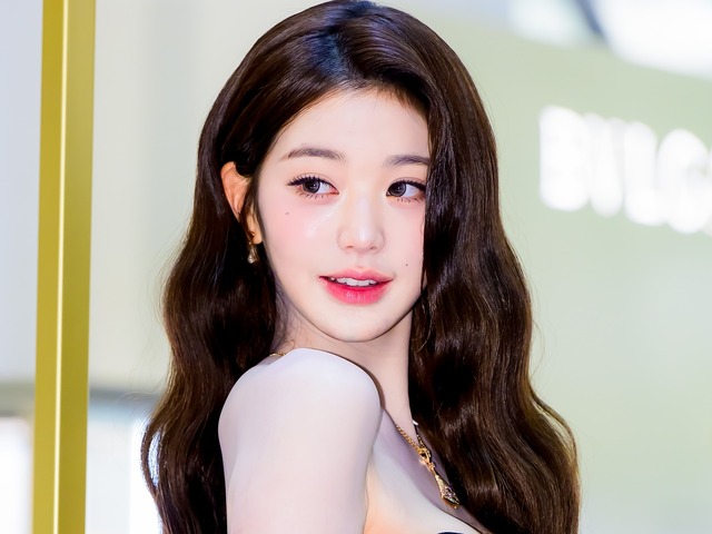 細いだけじゃない…IVE・ウォニョン、ピチッとウェアの“上向き美尻”に絶賛の声「AI超え」「さすが」