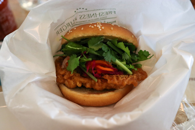 「パクチーチキンバーガー バインミー」【撮影／平木昌宏】