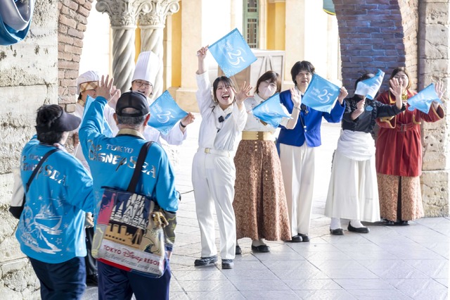 パークが開園するとたくさんのキャストがゲストをお出迎え ©Disney