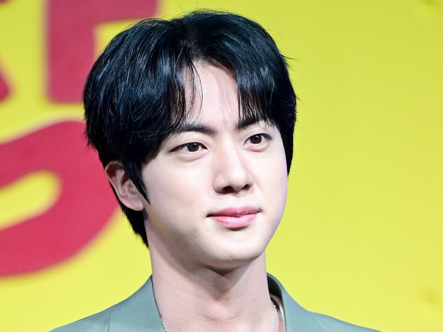 BTS・JIN、ライブ会場に響き渡る“セイレーンボイス”！豪雨にも屈さぬ歌唱力に世界が心酔