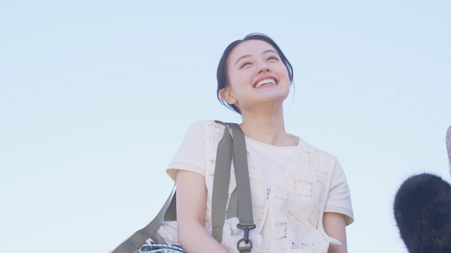 上坂樹里が「niko and ...」新CMキャラクターに就任！海辺で描く「2回目の出会い」