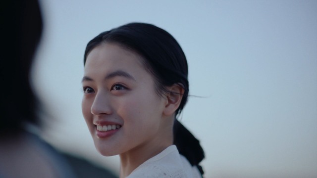 上坂樹里が「niko and ...」新CMキャラクターに就任！海辺で描く「2回目の出会い」