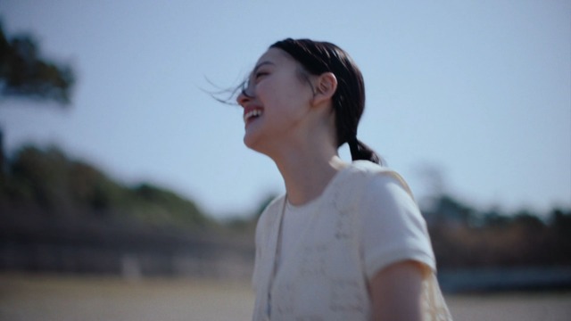 上坂樹里が「niko and ...」新CMキャラクターに就任！海辺で描く「2回目の出会い」