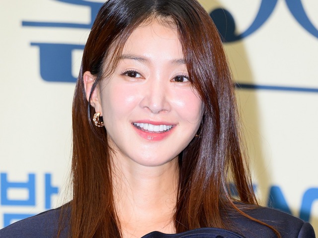 元夫の許可なく体外受精で妊娠・出産の韓国女優、産後4カ月とは思えない“くっきり腹筋”披露