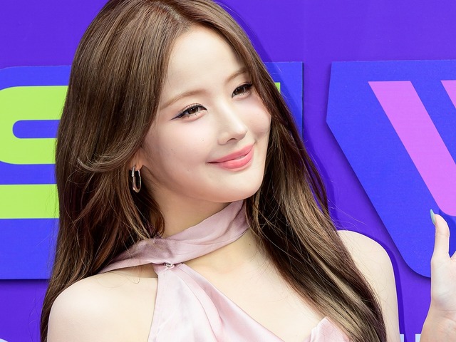 超ミニスカでインナー見せ…ベル、“短すぎ”な大胆衣装に視線集中「これは危険」「わぁぁ」