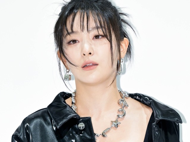 見えちゃいそう…スルギ、超ミニ丈の“危険なポーズ”にファン釘付け「なんてこと」「きゃー！」