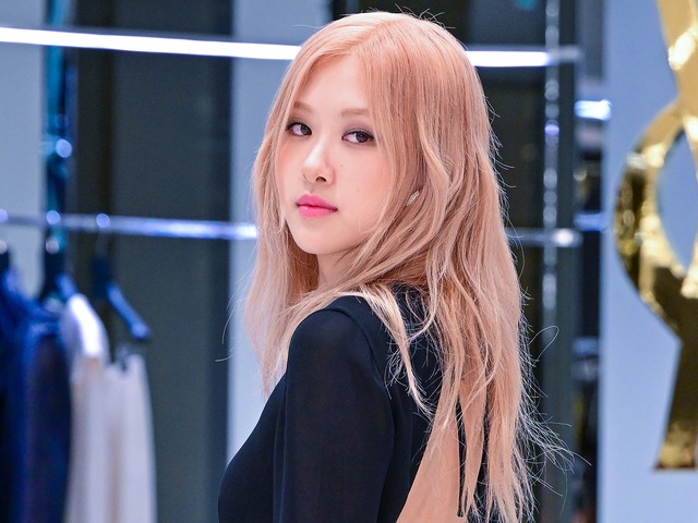 スレッスレ…BLACKPINK・ロゼ、透けた黒ミニワンピで艶やかに！寝そべり写真も