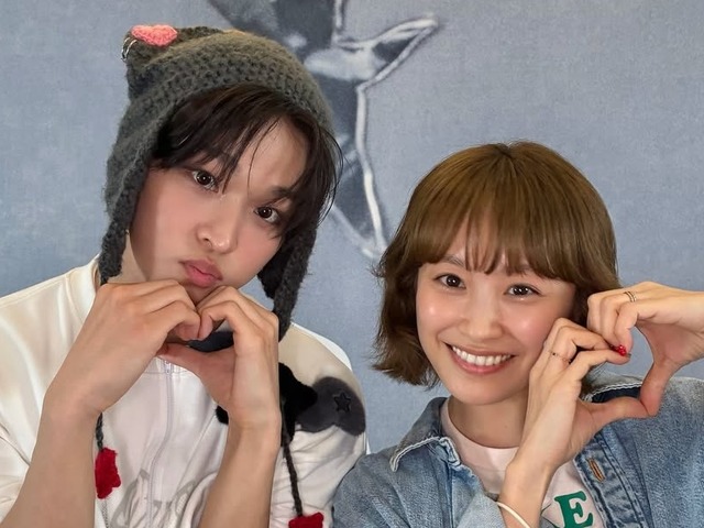 「笑顔が似すぎ」高橋愛、K-POPアイドルのいとこと再会！グループの“推し”ともキュートなSHOT