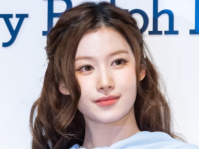 TWICE・サナ、“春の女神”のような美貌で視線をクギ付けに！爽やかルックでイベント出席