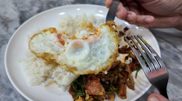 【アジア美食レポート】路地裏50バーツから和牛まで！一度は食べたいバンコク“絶品ガパオ”3選