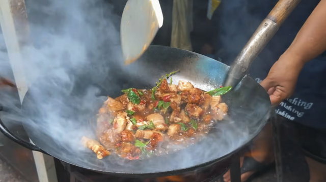 【アジア美食レポート】路地裏50バーツから和牛まで！一度は食べたいバンコク“絶品ガパオ”3選