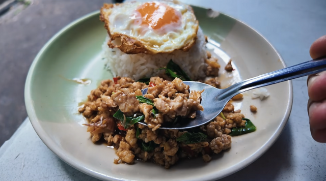 【アジア美食レポート】路地裏50バーツから和牛まで！一度は食べたいバンコク“絶品ガパオ”3選
