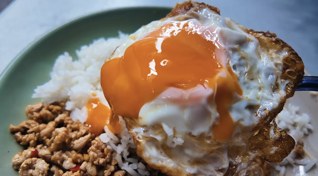 【アジア美食レポート】路地裏50バーツから和牛まで！一度は食べたいバンコク“絶品ガパオ”3選