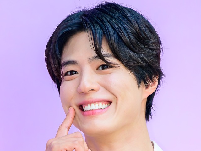 がっしりとした腕と甘いマスクのギャップが…俳優パク・ボゴムの登場で一気にイベントが華やかに