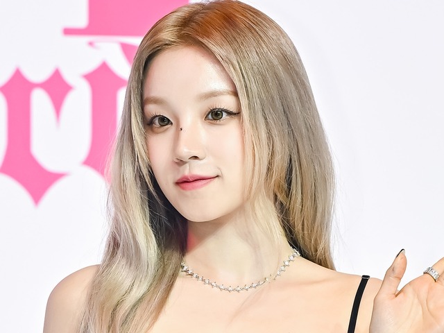 上も下も危険…ウギ、“大胆肌見せ”の黒ドレス姿に視線集中「なんてこと！」「直視できない」