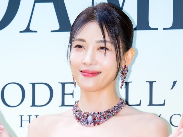 え！タトゥー？“NHK韓ドラの女王”ハ・ジウォン、色気あふれるオフショル姿に視線釘付け