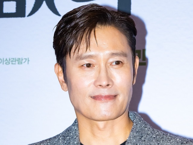 愛娘を溺愛する“パパの姿”…俳優イ・ビョンホン、3歳娘との手つなぎお散歩ショットに注目！