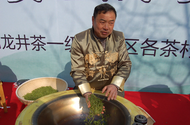 中国茶の緑茶を代表する、杭州名産の龍井（ロンジン）茶を手作業で釜煎りする