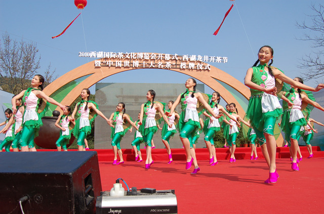 西湖国際茶文化博覧会で踊りを披露する少女たち