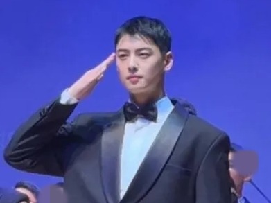 やはり芸能人…約13億円の追徴金を完納したチャ・ウヌが軍楽隊イベントに登場、目を引くビジュアル