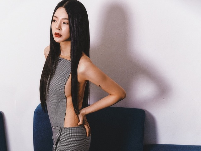 華奢ボディとのギャップが…韓国女性歌手、“胸元ぱっくり”トップスからボリューム感チラ見え