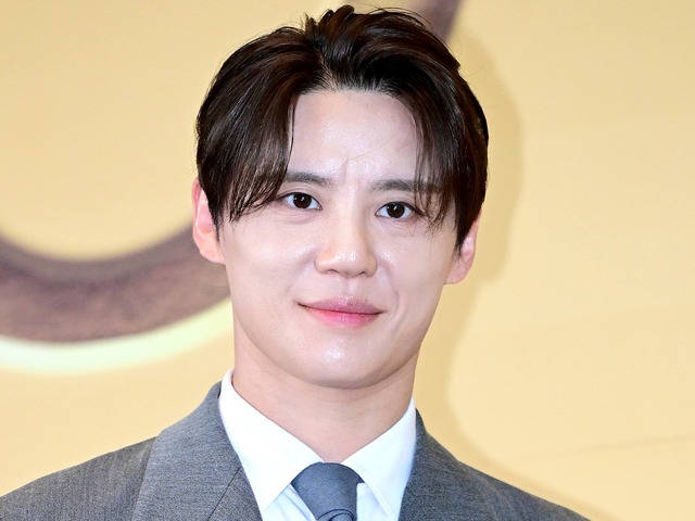元東方神起・ジュンス、気品漂う“スーツ姿”で授賞式に登場！爽やかオーラで視線独占【独自写真】