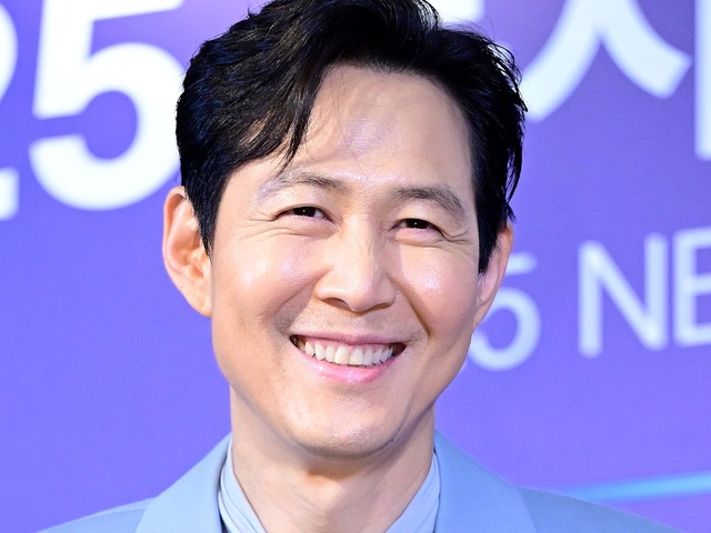 『イカゲーム』俳優イ・ジョンジェ、11年交際“財閥の恋人”と公演デート？目撃談が話題「オーラが…」