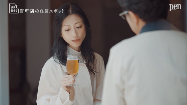 店内で繰り広げられる軽快なトーク。壇蜜が放つ、鋭くも予想外のコメントも見どころのひとつだ。
