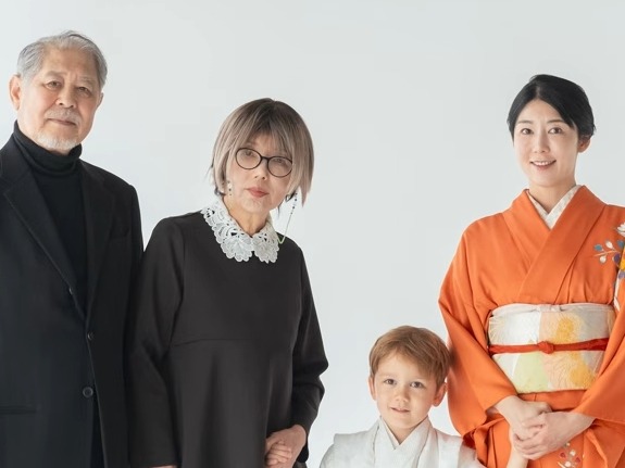 西洋男性から精子提供を受け未婚で出産した日本人タレント、実母が詐欺の摘発に貢献！日本警察から感謝状