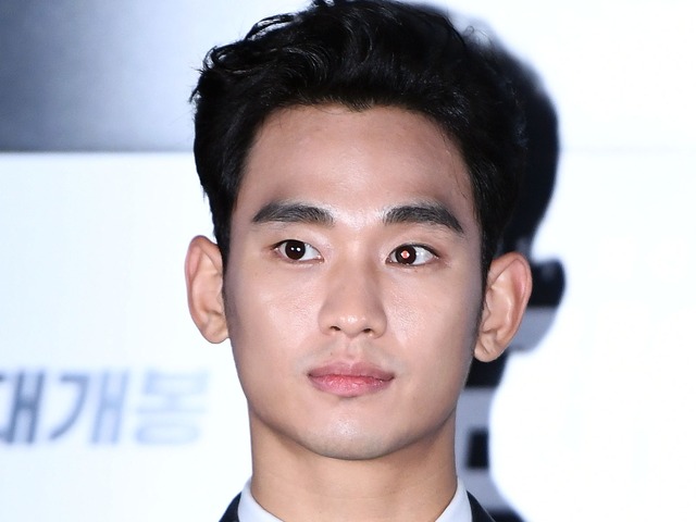 未成年交際疑惑で姿を消したトップ俳優キム・スヒョン、目撃談が公開「やつれてひどい顔だった」