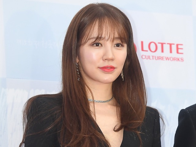 透かし編み＆背中丸見えで開放的に！『コーヒープリンス』女優、可愛すぎるスイムウェア姿