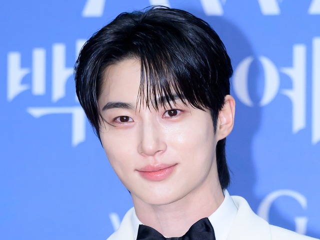 「遺伝子強すぎ」俳優ビョン・ウソク、“そっくり”な美人実姉が話題…173cm元モデルのCA