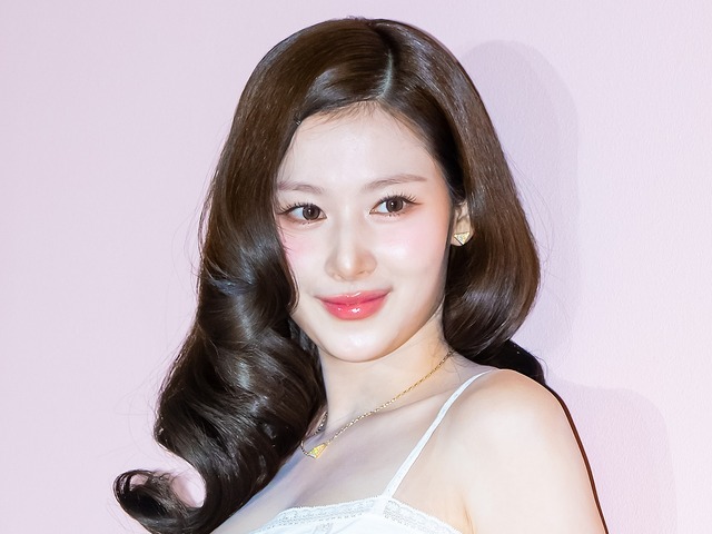 インナーの紐が…TWICE・サナ、ドキドキする“超接近”SHOT！ぴっちり私服で見せた極上の可愛さ