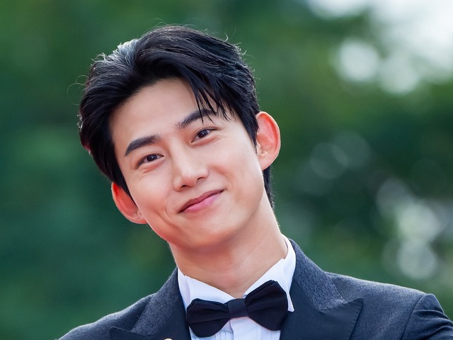 キムタクとも共演した2PM・テギョン、日本の人気俳優と“密着ショット”！仲睦まじい雰囲気に注目
