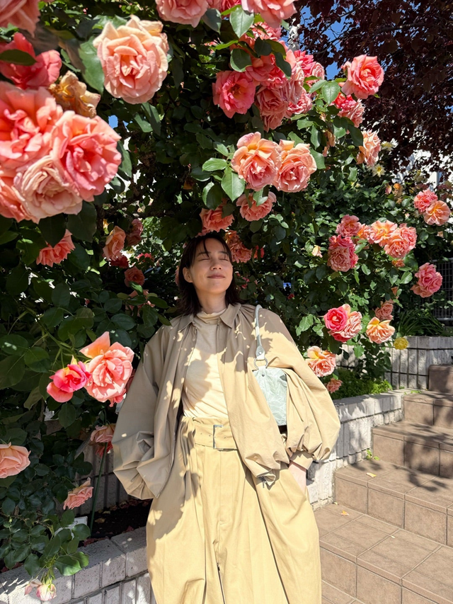 のん、スゴすぎる満開のバラとのショット公開！ファン「雰囲気良すぎ」「素敵な写真」と驚き